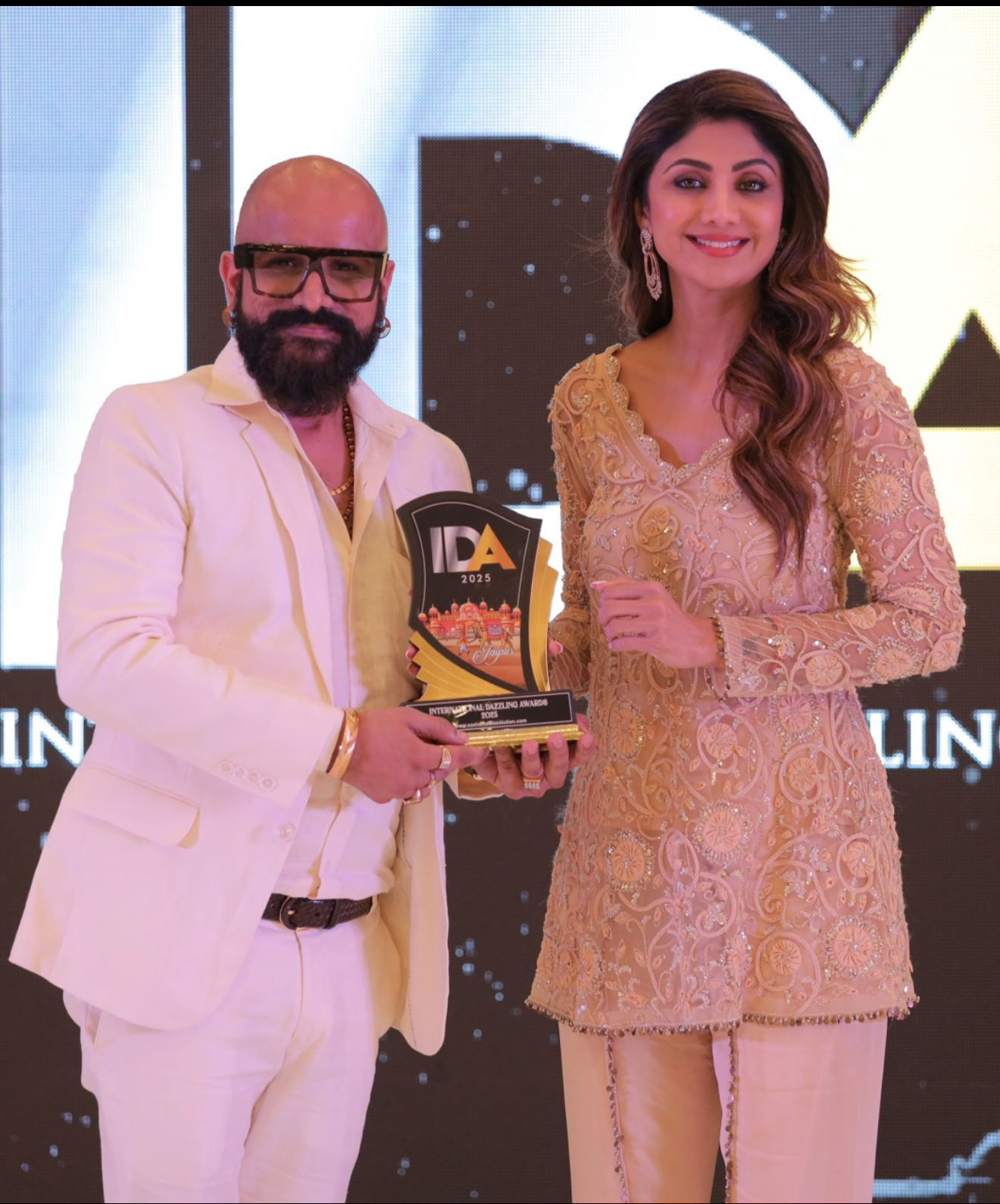 Sunny Handa founder of Sai Handa Bangles receiving jewellery award from Bollywood celebrity Shilpa Shetty